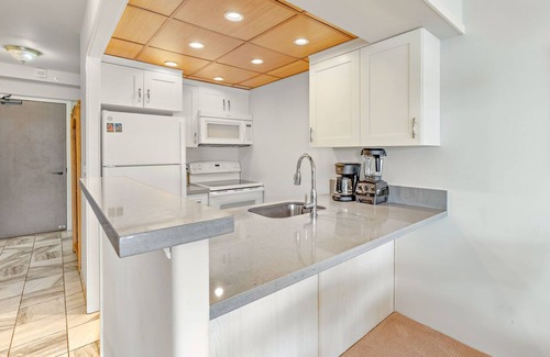 Kaanapali Condo | Maui Resort Rentals: The Whaler 962 - Gorgeous 9th Floor Studio, Fantastic Pacific Ocean and Black Rock Views!