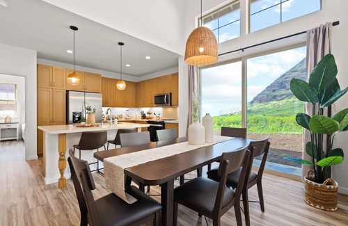 Makaha Valley House | Mauna View by AvantStay | 10min to Beach, Backyard