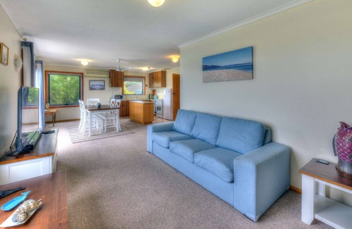 Coles Bay House | Mauroma - Beachfront property!