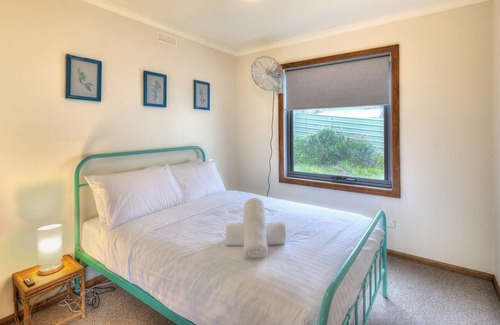 Coles Bay House | Mauroma - Beachfront property!