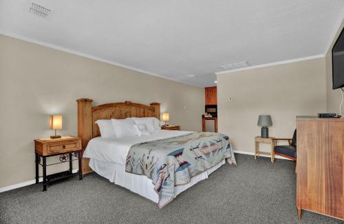 Canyon Lake Hotel | Maven's Inn & Grill