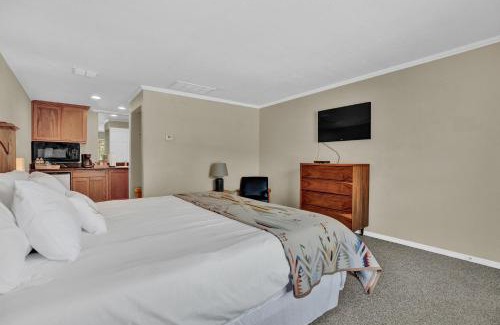 Canyon Lake Hotel | Maven's Inn & Grill