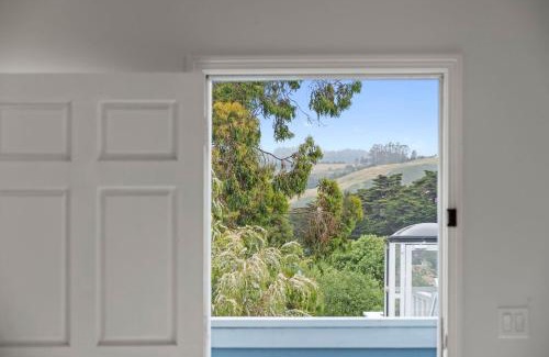 Half Moon Bay House | Mavericks Penthouse Downtown Luxury on Main Street Half Moon Bay