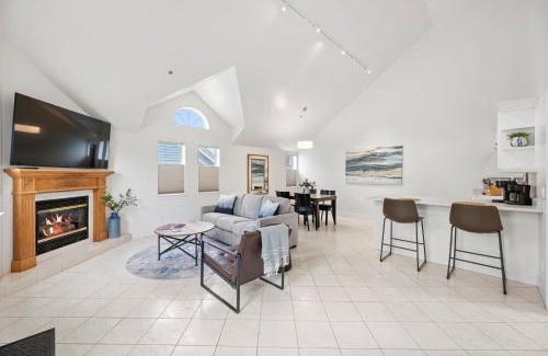 Half Moon Bay House | Mavericks Penthouse Downtown Luxury on Main Street Half Moon Bay