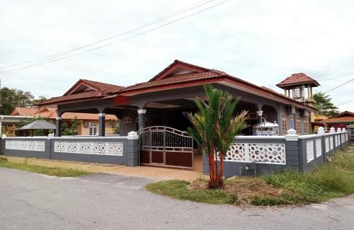 Kampung Telaga Batin Villa | Mawar Homestay Camelia 5 Bedroom 3 Bathroom - Near Airport and Gong Badak Stadium