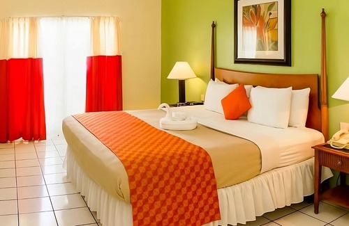 Rodney Bay Hotel | Maximum Comfort! 2 Spacious Units w/Free Parking, Outdoor Swimming Pool!