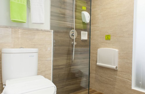 Gubeng Hotel | MaxOneHotels at Dharmahusada - Surabaya