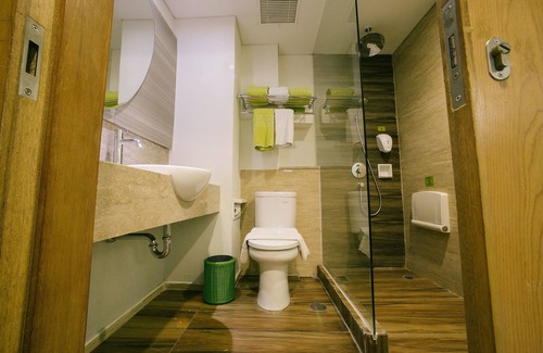 Gubeng Hotel | MaxOneHotels at Dharmahusada - Surabaya