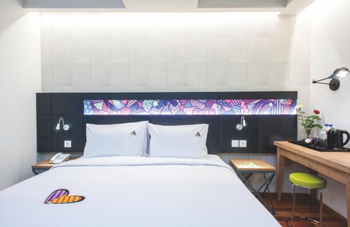 Gubeng Hotel | MaxOneHotels at Dharmahusada - Surabaya