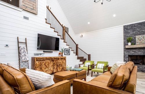 Broken Bow Cabin | Maxwell House - Boho-inspired Cabin on Large Lot, EV Car Charger, Sleeps 10