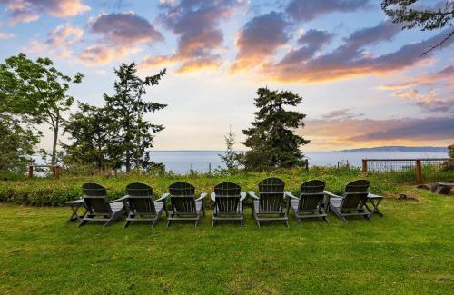 Clinton House | Maxwelton Aerie Bluffside Retreat w Sweeping Puget Sound Views Firepit
