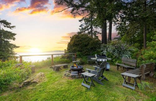 Clinton House | Maxwelton Aerie Bluffside Retreat w Sweeping Puget Sound Views Firepit