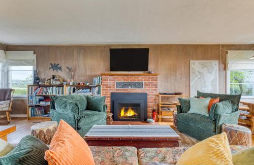 Clinton House | Maxwelton Aerie Bluffside Retreat w Sweeping Puget Sound Views Firepit