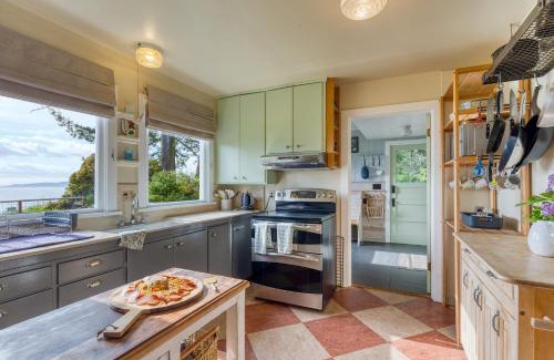 Clinton House | Maxwelton Aerie Bluffside Retreat w Sweeping Puget Sound Views Firepit