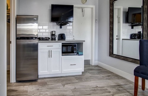 Hollywood Hills Hotel | May-Dee Suites