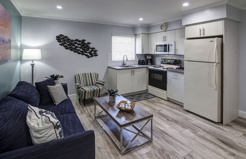 Hollywood Hills Hotel | May-Dee Suites