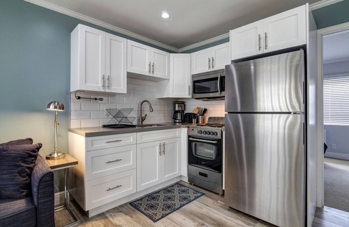 Hollywood Hills Hotel | May-Dee Suites