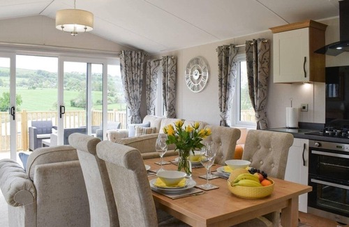 Fence Cabin | *MAY/JUNE discounts available in Luxury 2 bedroom, pet-friendly lodge.*