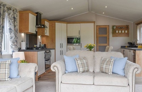 Fence Cabin | *MAY/JUNE discounts available in Luxury 2 bedroom, pet-friendly lodge.*