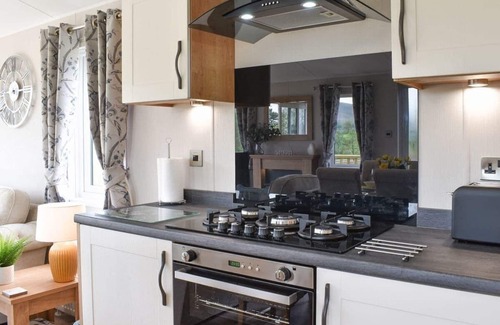 Fence Cabin | *MAY/JUNE discounts available in Luxury 2 bedroom, pet-friendly lodge.*