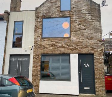 South Twickenham House | May Road, stylish townhouse