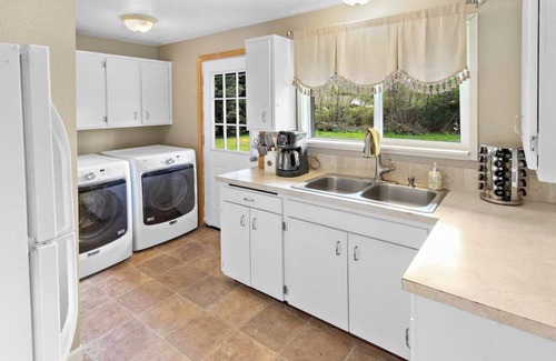 Forks Cottage | Mayberry Cottage minutes to La Push Beach