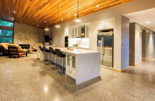 Dunsborough House | Maybrook Minutes from Meelup Beaches and Dining