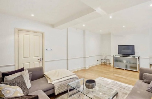Knightsbridge Apartment | Mayfair: Luxurious 3 bedroom, 2.5 bathrooms Flat