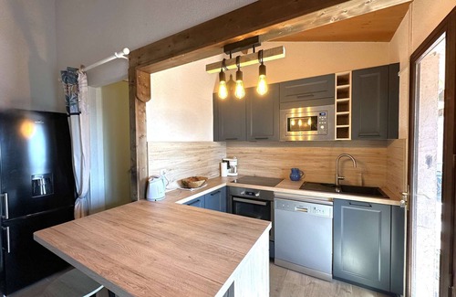 La Londe-les-Maures House | Mazet for 4 people with sea view and shared pool in La Londe-Les-Maures