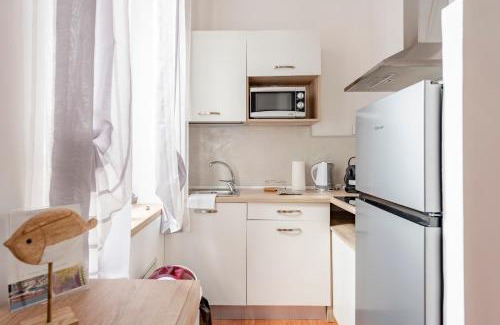 Rapallo Apartment | Mazzini 12, Elegant Central Apartment, Air Conditioning, Wi-Fi, Just 100 mt from the Public Beach, the Ideal Choice for a Relaxing and Exciting Coastal Escape, private garage available on request at 20,00 per night