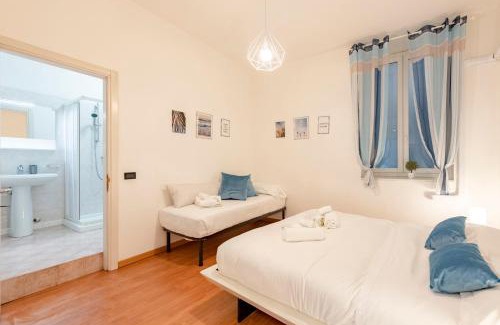 Rapallo Apartment | Mazzini 12, Elegant Central Apartment, Air Conditioning, Wi-Fi, Just 100 mt from the Public Beach, the Ideal Choice for a Relaxing and Exciting Coastal Escape, private garage available on request at 20,00 per night