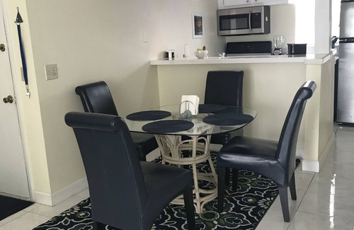 Madeira Beach Condo | MBYacht Club,Tropical Waterview from LR, 2 Htd Pools,Walk to Bch,Gym,Piers,Park