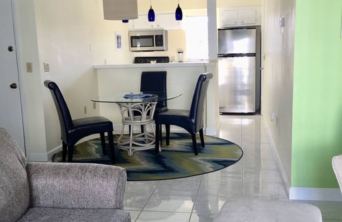 Madeira Beach Condo | MBYacht Club,Tropical Waterview from LR, 2 Htd Pools,Walk to Bch,Gym,Piers,Park