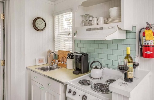Downtown Cannon Beach Hotel | McBee Cottage - Grand Queen with Kitchenette at Cannon Beach Hotel Collection