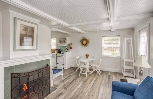 Downtown Cannon Beach Hotel | McBee Cottage - Grand Queen with Kitchenette at Cannon Beach Hotel Collection