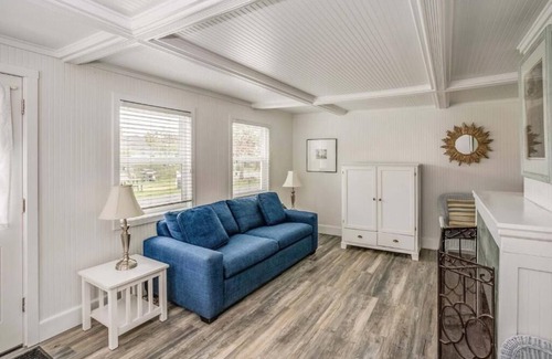 Downtown Cannon Beach Hotel | McBee Cottage - Grand Queen with Kitchenette at Cannon Beach Hotel Collection