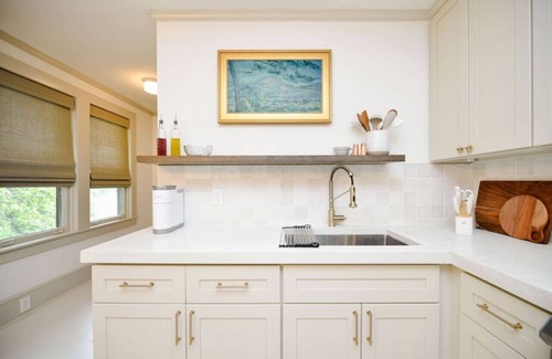 Burlington Apartment | McCauley House D | Private, Quaint *Chefs Kiss*