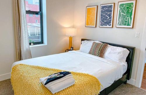 Near South Side Apartment | McCormick Place Charming 420 Friendly 3BR Suite with Optional Parking Sleeps 8 Guests Near Soldier Field and Lakefront Trail