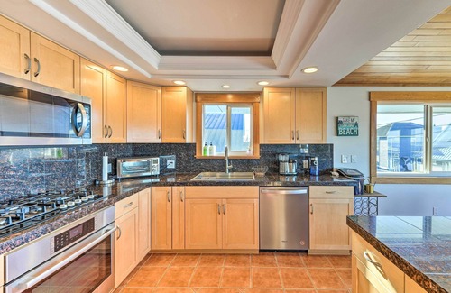 Stanwood House | McKees Beach House w/Ocean Views, Hot Tub!