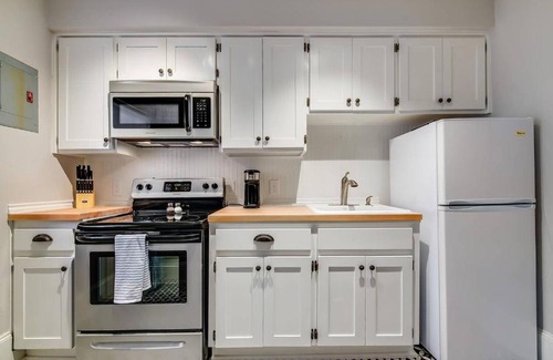 Marble Falls Apartment | McKenize Guest House: Travis Suite 1 BD, 1BA