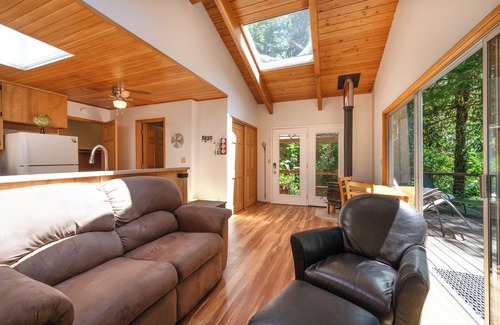 Blue River House | McKenzie Bridge River's Edge Retreat, a cozy cabin on over two acres
