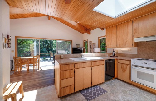 Blue River House | McKenzie Bridge River's Edge Retreat, a cozy cabin on over two acres