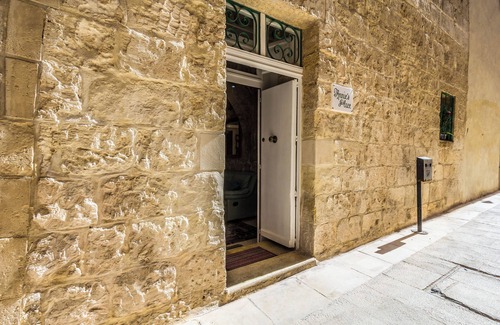Mdina Old City House | Mdina Annie’s Place Sweet 300Y.O. Townhouse with Norman Arch Inside Walls