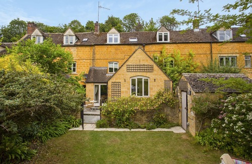 Blockley Cottage | Meadow Brook Cottage - a Cotswold cottage that sleeps 4 guests in 3 bedrooms