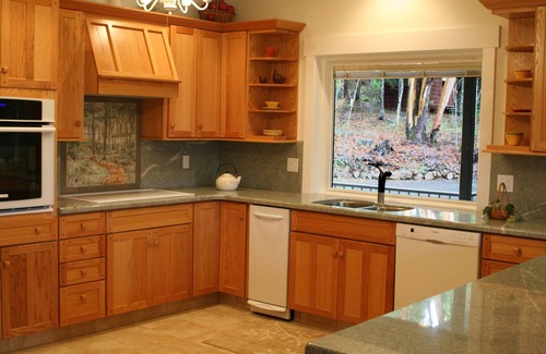 Prospect House | Meadow House near Crater Lake South entrance, upper Rogue River, 100 acre trails