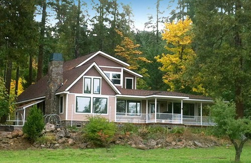 Prospect House | Meadow House near Crater Lake South entrance, upper Rogue River, 100 acre trails
