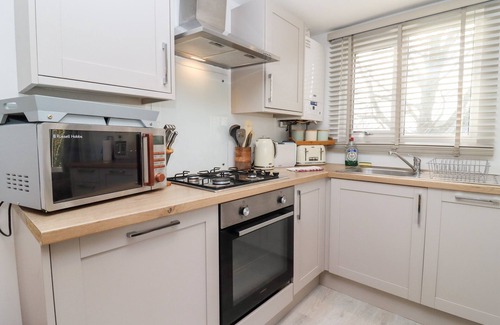 Blandford Saint Mary House | MEADOW, pet friendly, with hot tub in Blandford Forum