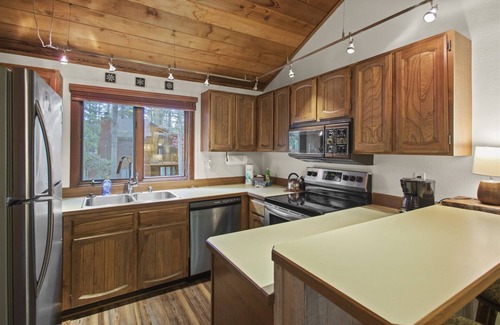 Mammoth Lakes Condo | Meadow Ridge 3: Nice Condo, close to Eagle Lodge and Sierra Star Golf Course