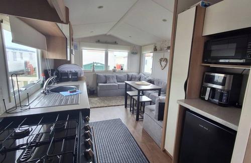 Chapel Saint Leonards Ski Chalet | Meadow View 3-Bed Caravan - Sleeps 8 - PetFriendly