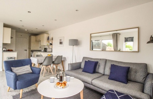 Bere Regis Cottage | MEADOW VIEW BARN, family friendly, with a garden in Bere Regis